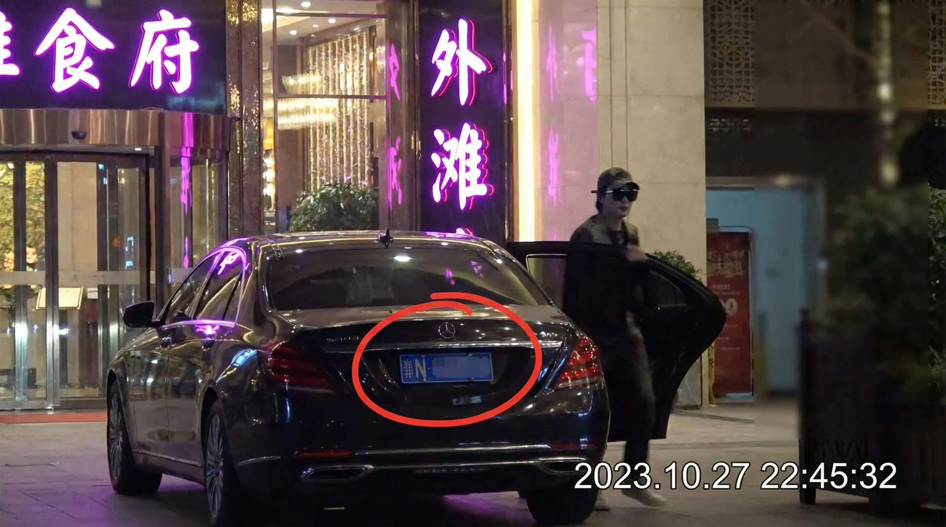 皇冠娱乐平台 - 豪车餐厅外偷拍